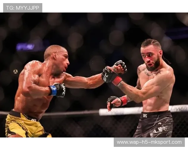 UFC裁判被卷入混战，场面一度失控