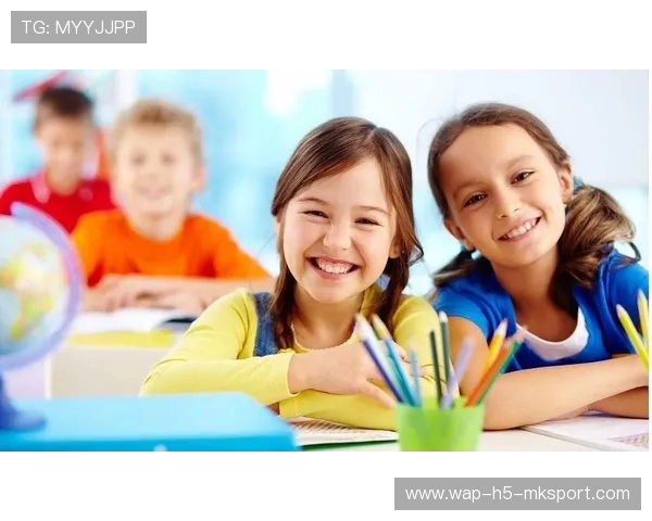 詹姆斯在校园里与孩子对话，教育意义引媒体称赞