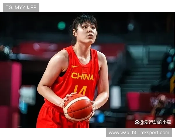 护具+裙子造型亮相，李月汝展现轻松一面